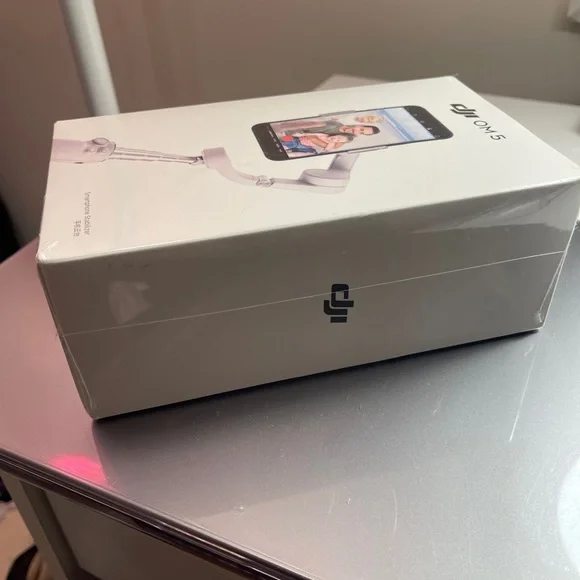 DJI OM 5 Smartphone Stabilizer in White - Picture 1 of 8